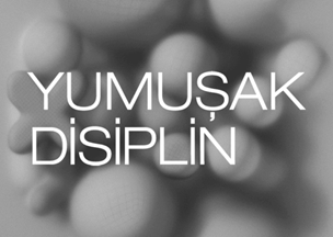 Arka planda, puslu beyaz toplar üstünde beyaz harflerle 'yumuşak disiplin' yazıyor.