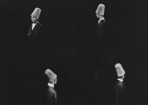 Görselde siyah arka plan üzerinde semazen kıyafeti giymiş dört erkek yer alıyor. Başlarında sikke var ve farklı yönlere dönük şekilde duruyorlar. Görsel siyah beyaz tonlarda.