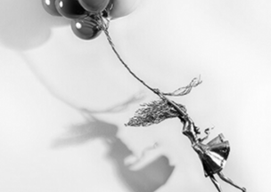 Açık gri arka planda, elinde balon ipleri tutan küçük bir kadın figürü var, balonlar kadını taşır halde. Saçları ve elbisesi rüzgârla geriye doğru hareket ediyor.