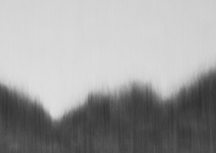 Açık gri arka planın önünde, üstü sisle örtülmüş dağ siluetleri yer alıyor. Dağların hatları belirsiz, aşağıya doğru bulanıklık efektiyle uzanıyor.