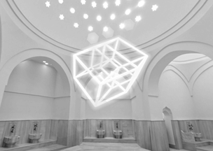 Kubbe şeklinde bir tavana sahip, kemerli ve mermer yapılı bir hamam. Hamamın ortasında, tavandan asılıymış gibi havada duran küp formunda bir ışık yerleştirmesi yer alıyor.