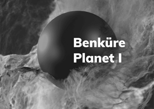 Duman bulutunun üstünde siyah bir top duruyor. Üstünde 'Benküre Planet 1' yazıyor. 