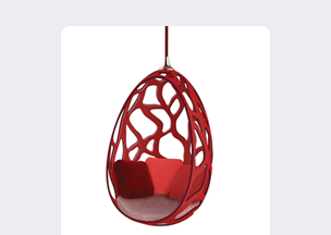 Beyaz zemin üzerinde, açık kırmızı tonlarda organik biçimli boşluklara sahip bir yumurta formunda salıncak duruyor. İçinde kırmızı tonlarda yastıklar yer alıyor, salıncak üstten tek bir askı ipiyle sarkıtılmış.