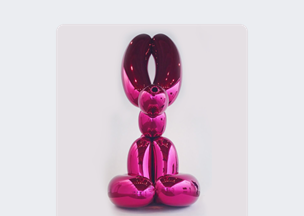 Beyaz arka plan önünde, metalik parlak yüzeye sahip pembe bir balon tavşan heykeli yer alıyor, yüzeyindeki yansımalar pürüzsüz bir biçimde parlıyor.